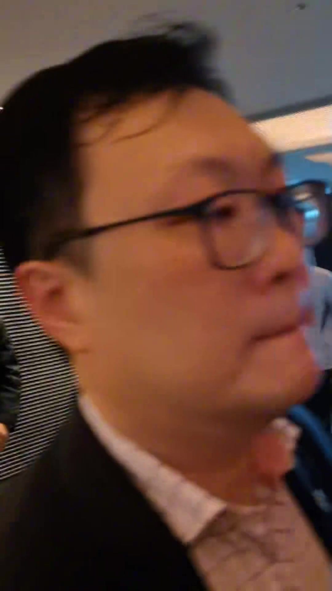 完美体育网页入口-现场气氛相当火爆😍C罗走出酒店电梯，为蹲守酒店的球迷签名